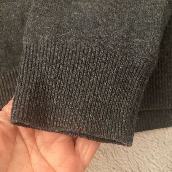 Saks Fifth Avenue 100% cashmere v-neck sweater, L - Picture 3 of 7